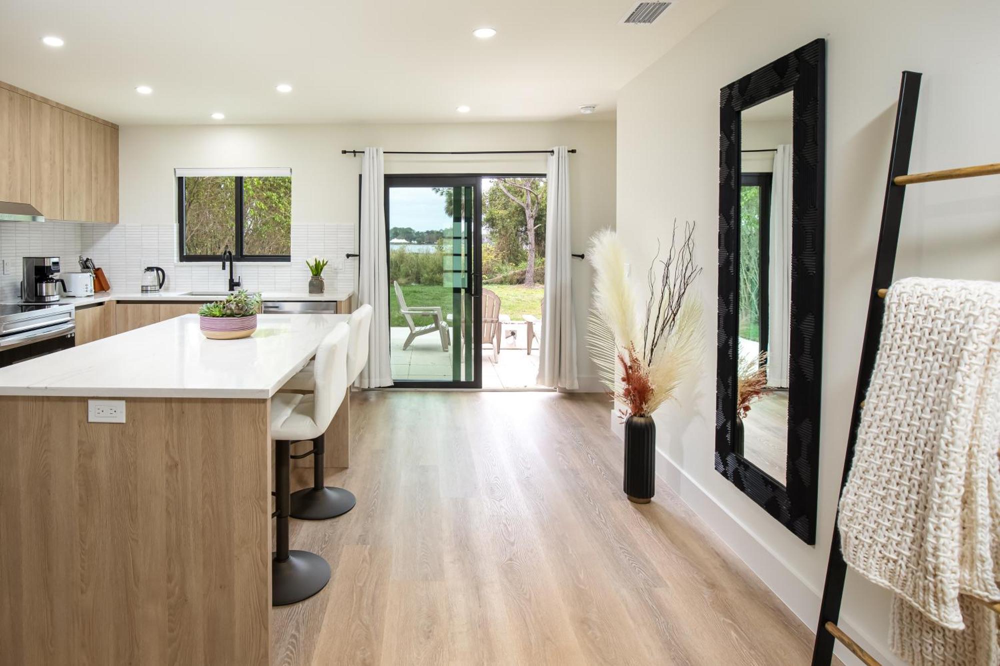 Black Vanilla - Stylish Symphony 3Miles Downtown North North Naples 외부 사진